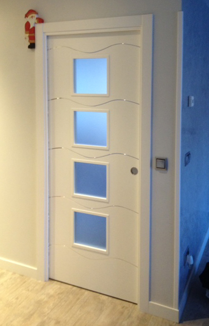 Puertas lacada blanca de interior con incrustaciones de aluminio, fabricada  de una sola pieza. - Blog de Puertas Miansa